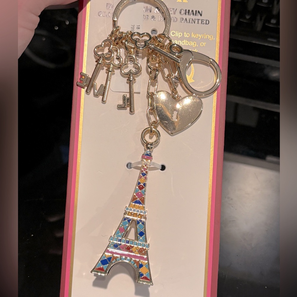 NIB PIPER K Parisian themed Eiffel Tower Keychain with Heart lock & Keys